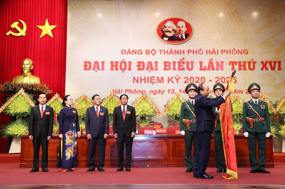Thủ tướng Nguyễn Xuân Phúc, Chủ tịch Hội đồng Thi đua-Khen thưởng Trung ương gắn Huân chương Hồ Chí Minh lên lá cờ truyền thống của thành phố Hải Phòng tại Đại hội. (Ảnh: Thống Nhất/TTXVN)