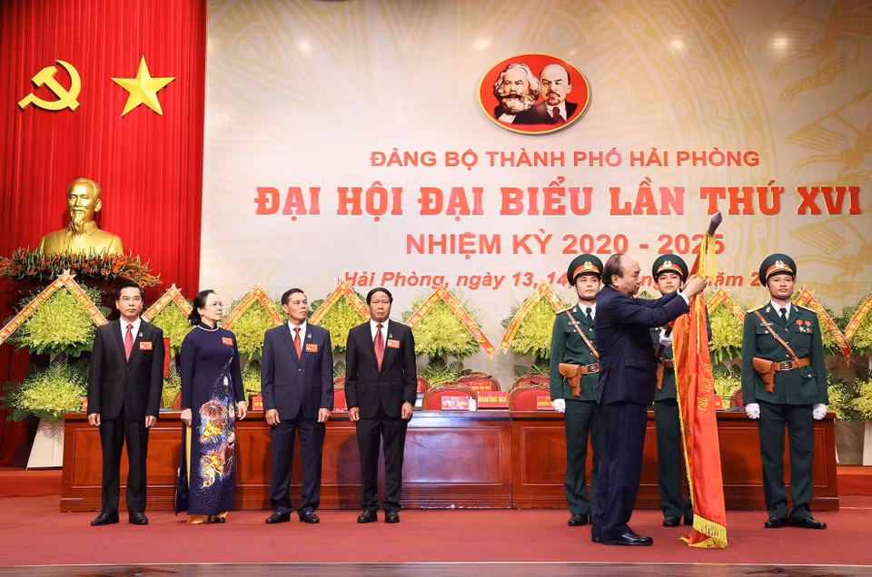 Thủ tướng Nguyễn Xuân Phúc, Chủ tịch Hội đồng Thi đua-Khen thưởng Trung ương gắn Huân chương Hồ Chí Minh lên lá cờ truyền thống của thành phố Hải Phòng tại Đại hội. (Ảnh: Thống Nhất/TTXVN)
