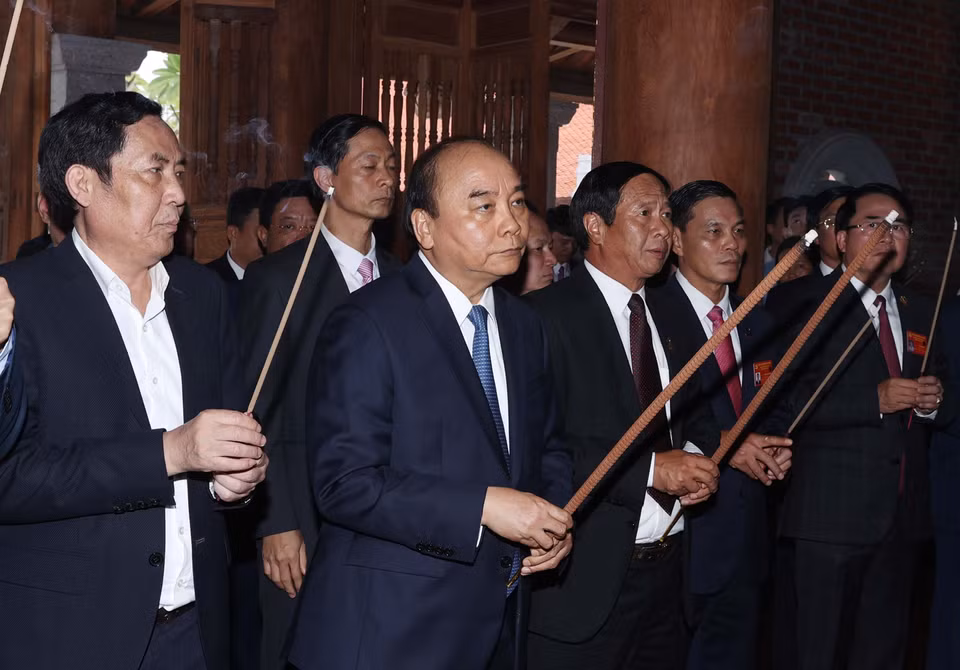 Thủ tướng Nguyễn Xuân Phúc và các đại biểu dâng hương tưởng niệm đồng chí Nguyễn Đức Cảnh (Bí thư đầu tiên của Thành ủy Hải Phòng) trước khai mạc Đại hội. (Ảnh: Thống Nhất/TTXVN)