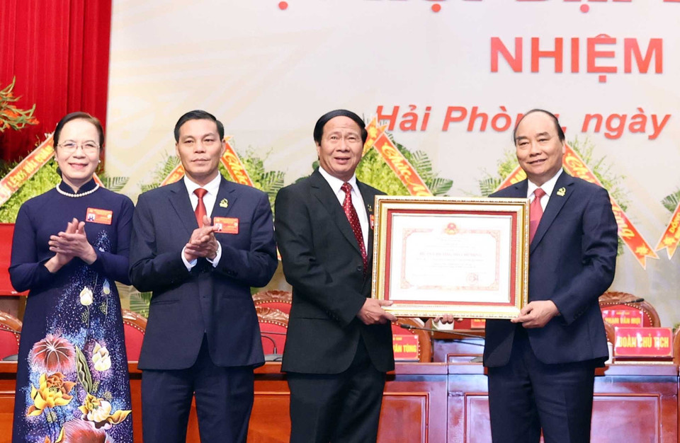 Thủ tướng Nguyễn Xuân Phúc, Chủ tịch Hội đồng Thi đua-Khen thưởng Trung ương trao tặng Huân chương Hồ Chí Minh cho Đảng bộ, chính quyền và nhân dân thành phố Hải Phòng tại Đại hội. (Ảnh: Thống Nhất/TTXVN)