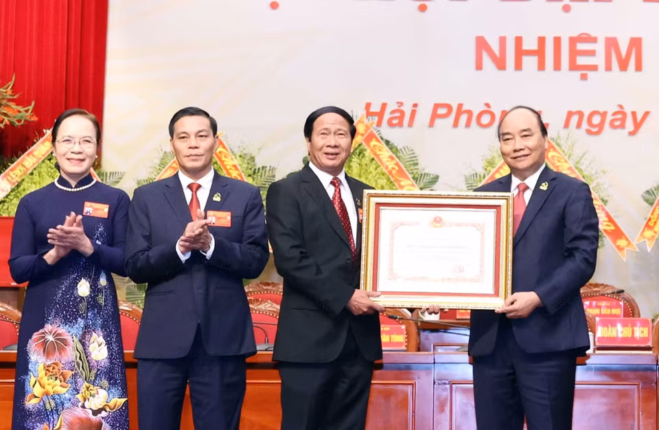 Thủ tướng Nguyễn Xuân Phúc, Chủ tịch Hội đồng Thi đua-Khen thưởng Trung ương trao tặng Huân chương Hồ Chí Minh cho Đảng bộ, chính quyền và nhân dân thành phố Hải Phòng tại Đại hội. (Ảnh: Thống Nhất/TTXVN)