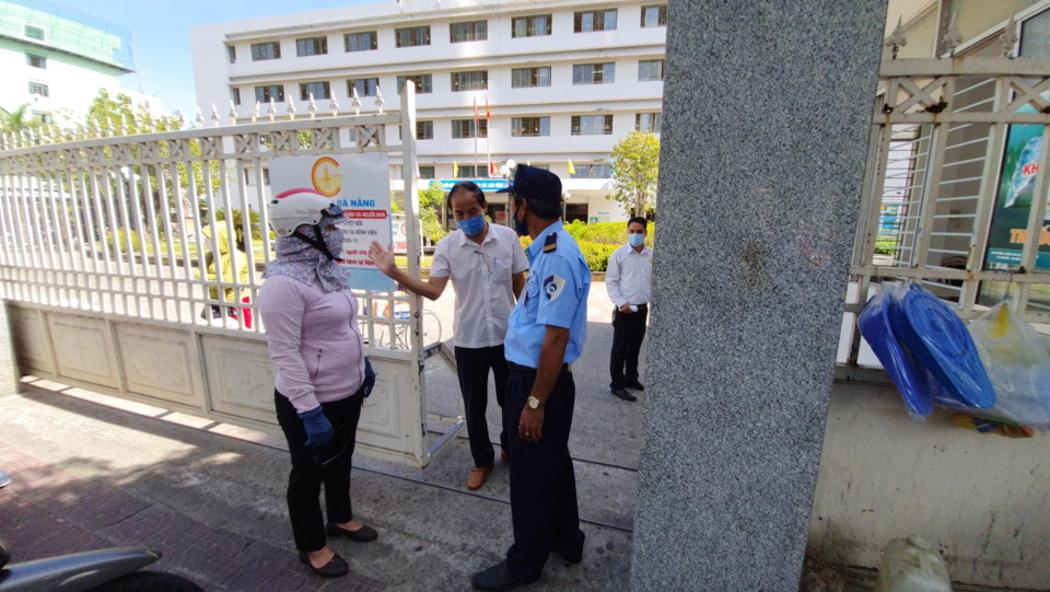 Phong tỏa Bệnh viện C Đà Nẵng. (Ảnh: Văn Dũng/TTXVN)