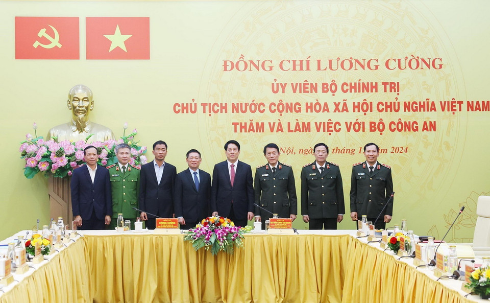 Chủ tịch nước Lương Cường, Phó Thủ tướng Hồ Đức Phớc với lãnh đạo Bộ Công an. (Ảnh: Lâm Khánh/TTXVN)