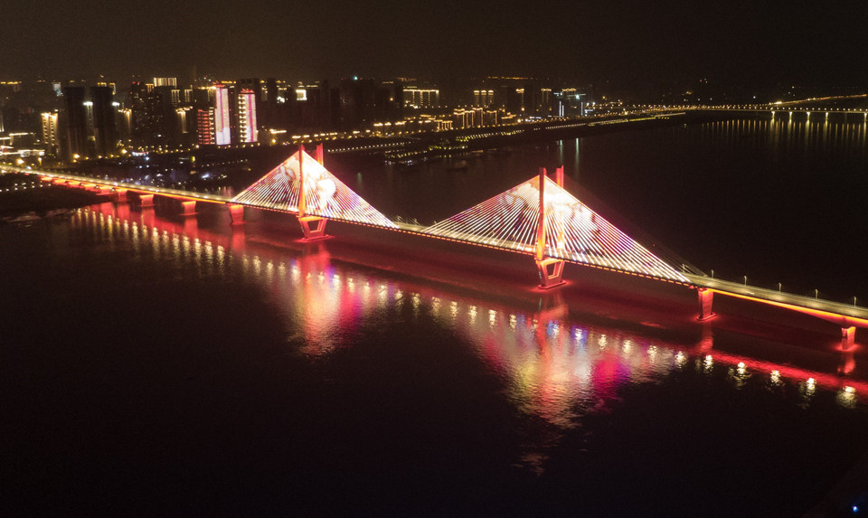 Toàn cảnh cây cầu ở Vũ Hán, tỉnh Hồ Bắc thời điểm lệnh phong tỏa do dịch COVID-19 chính thức được dỡ bỏ. (Nguồn: THX)