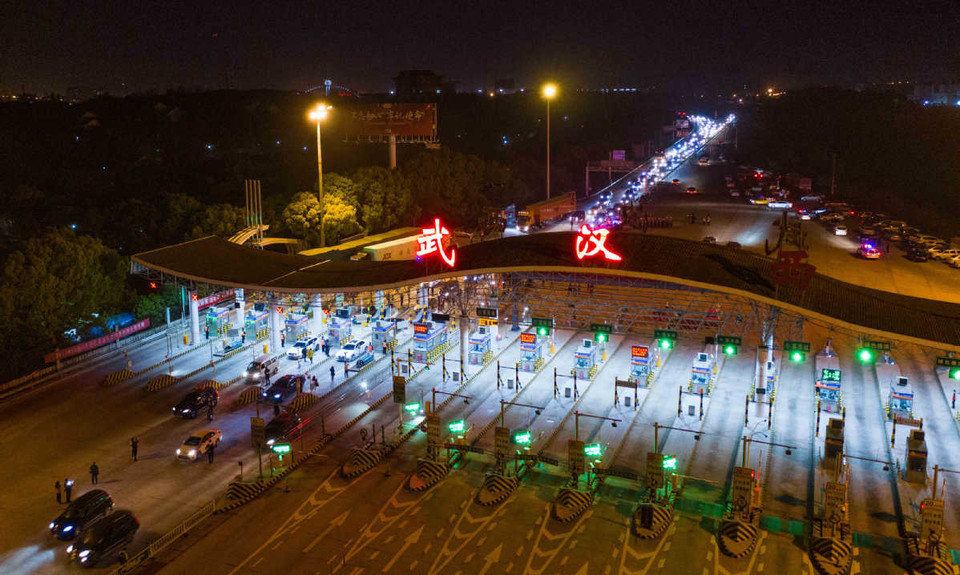 Các phương tiện chờ rời khỏi Vũ Hán sau 77 ngày bị phong tỏa bởi dịch COVID-19 hoành hành. (Nguồn: chinadaily)