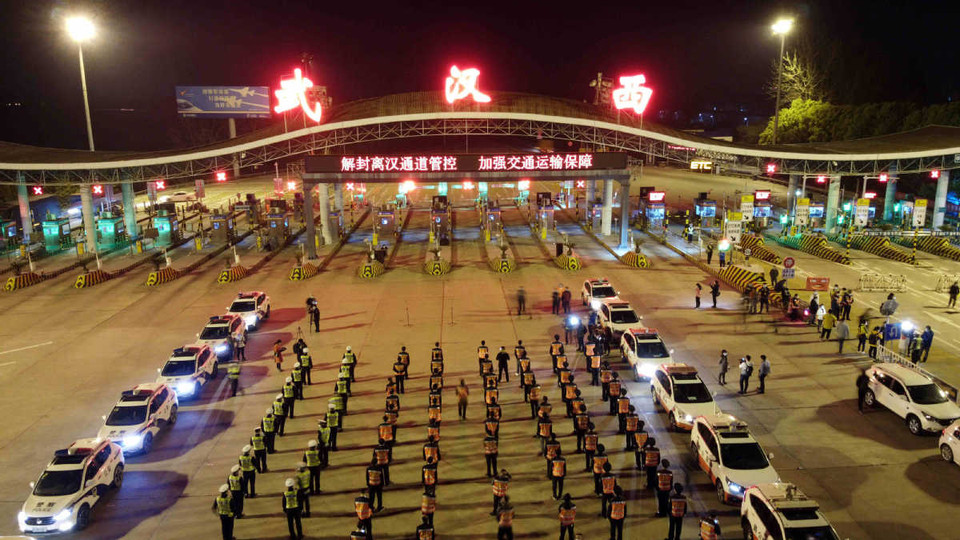 Quang cảnh tại trạm thu phí phía tây Vũ Hán trước khi lệnh dỡ phong tỏa chính thức được công bố. (Nguồn: chinadaily.com.cn)