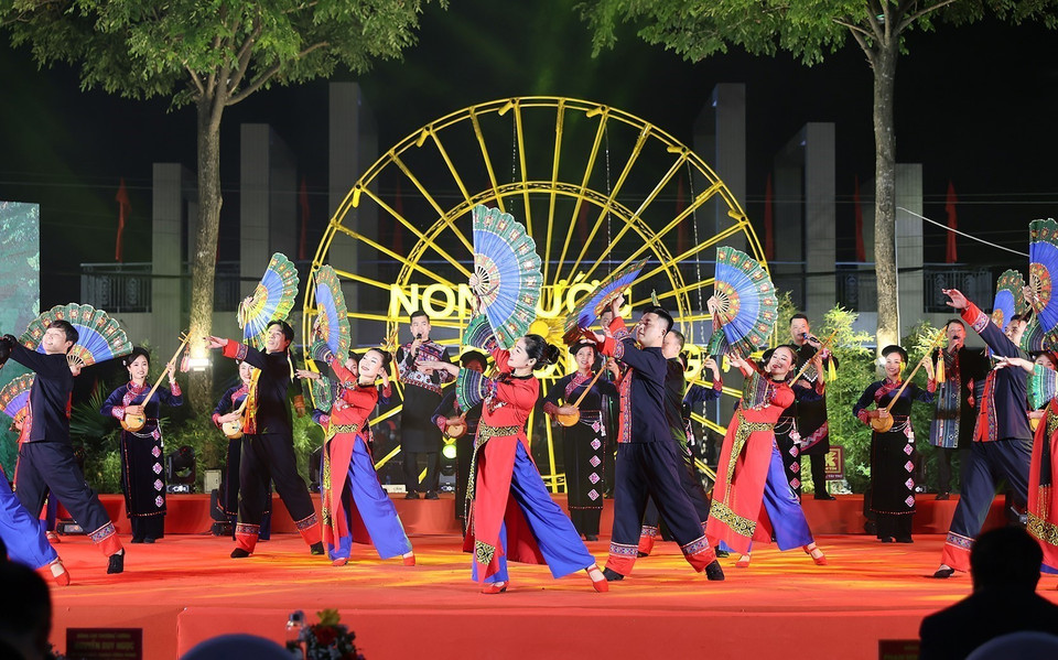 Chương trình nghệ thuật chào đón Năm Mới 2024 của nhân dân các dân tộc tỉnh Cao Bằng. (Ảnh: Dương Giang/TTXVN)