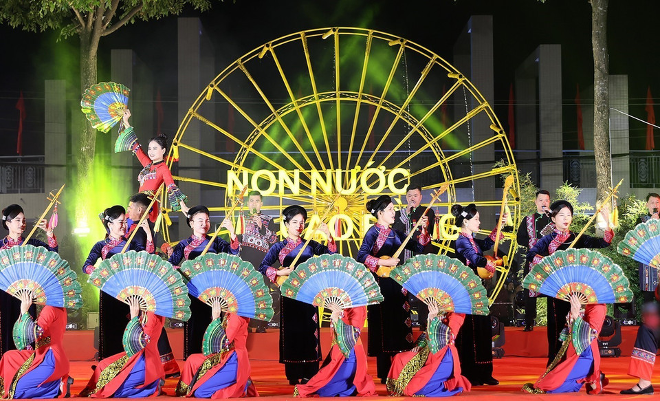 Chương trình nghệ thuật chào đón Năm Mới 2024 của nhân dân các dân tộc tỉnh Cao Bằng. (Ảnh: Dương Giang/TTXVN)