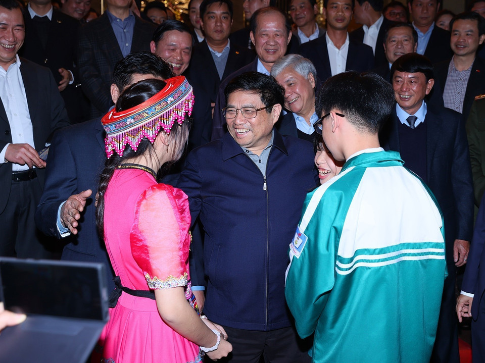 Thủ tướng Phạm Minh Chính với nhân dân các dân tộc tỉnh Cao Bằng. (Ảnh: Dương Giang/TTXVN)