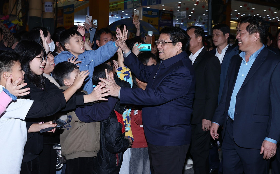 Thủ tướng Phạm Minh Chính với nhân dân các dân tộc tỉnh Cao Bằng. (Ảnh: Dương Giang/TTXVN)