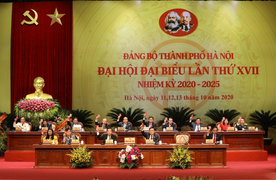 Đoàn Chủ tịch biểu quyết về số lượng Ban Chấp hành Đảng bộ khóa XVII. (Ảnh: Văn Điệp/TTXVN)