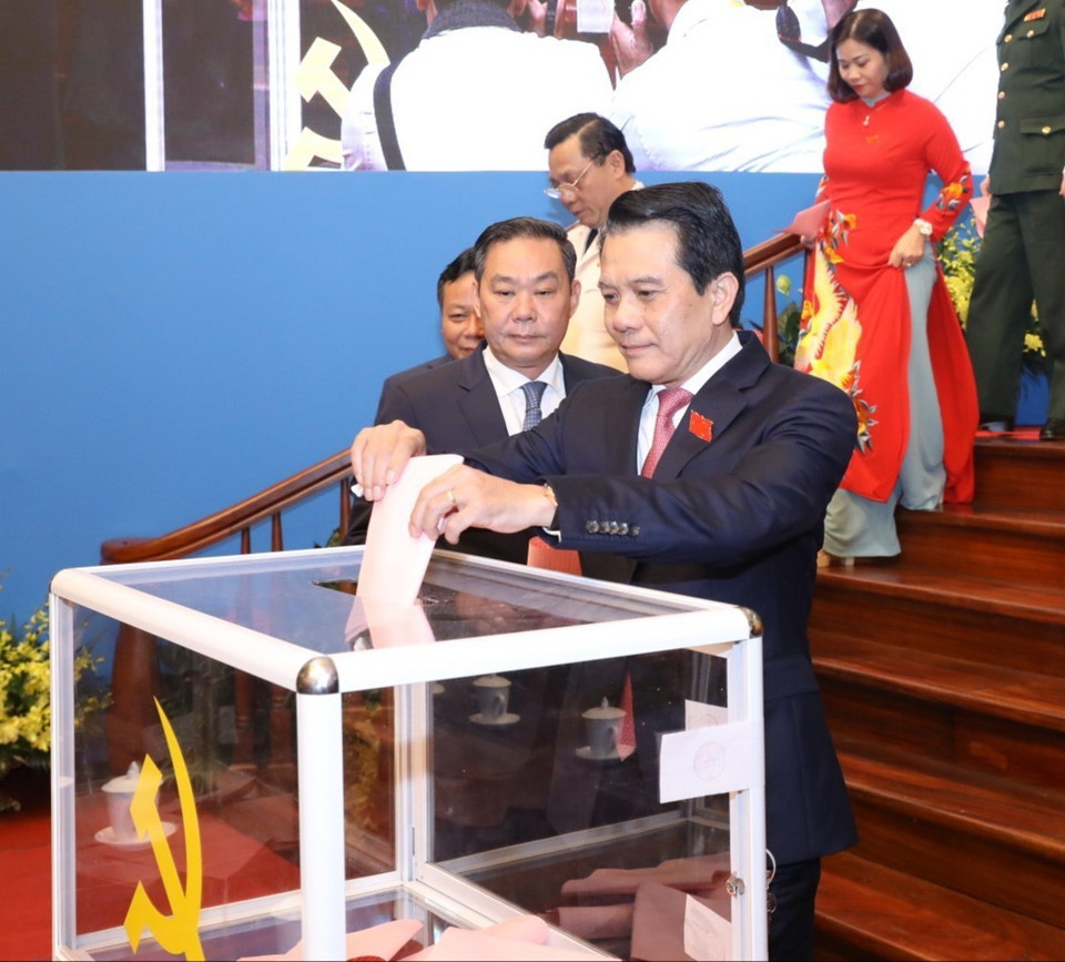 Đoàn Chủ tịch bỏ phiếu bầu Ban Chấp hành Đảng bộ thành phố Hà Nội khóa XVII. (Ảnh: Văn Điệp/TTXVN)