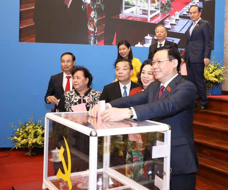 Bí thư Thành ủy Hà Nội Vương Đình Huệ bỏ phiếu bầu Ban Chấp hành Đảng bộ thành phố Hà Nội khóa XVII. (Ảnh: Văn Điệp/TTXVN)