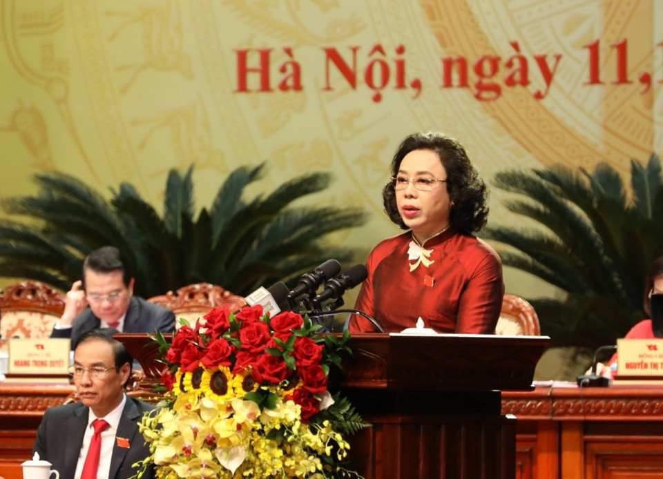 Đồng chí Ngô Thị Thanh Hằng, Ủy viên Trung ương Đảng, Phó Bí thư Thường trực Thành ủy Hà Nội báo cáo Đề án nhân sự Ban Chấp hành Đảng bộ Thành phố khóa XVII. (Ảnh: Văn Điệp/TTXVN)