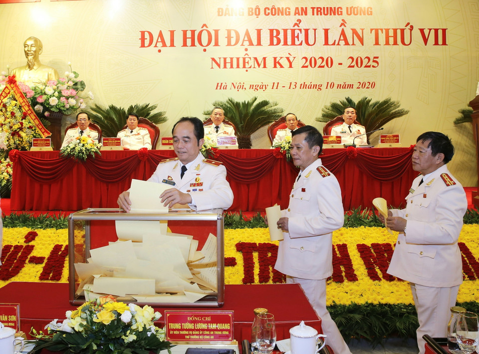 Đại biểu bỏ phiếu bầu các đại biểu tham dự đại hội Đảng cấp trên. (Ảnh: Doãn Tấn/TTXVN)