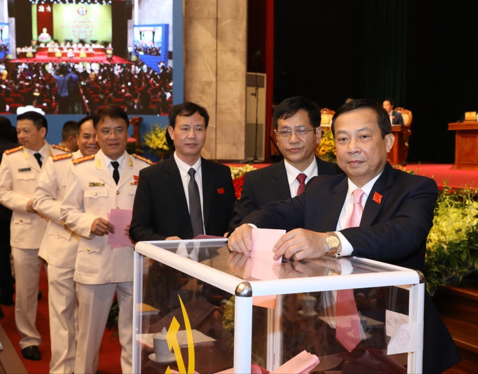 Các đại biểu bỏ phiếu bầu Ban Chấp hành Đảng bộ khóa XVII. (Ảnh: Văn Điệp/TTXVN)