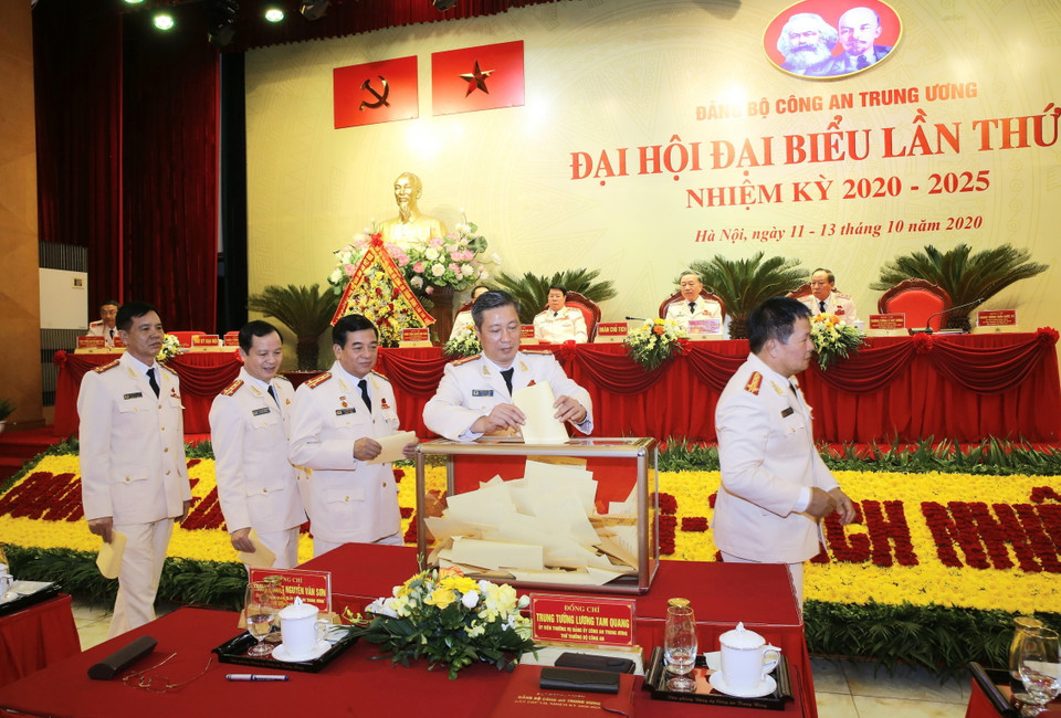 Đại biểu bỏ phiếu bầu các đại biểu tham dự đại hội Đảng cấp trên. (Ảnh: Doãn Tấn/TTXVN)