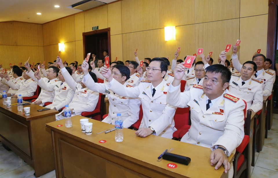 Tại phiên họp ban tổ chức tiến hành giới thiệu và thông qua danh sách, bỏ phiếu bầu các đại biểu tham dự đại hội Đảng cấp trên. (Ảnh: Doãn Tấn/TTXVN)