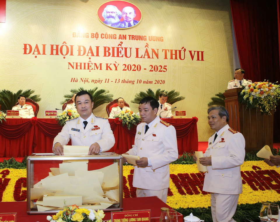 Đại biểu bỏ phiếu bầu các đại biểu tham dự đại hội Đảng cấp trên. (Ảnh: Doãn Tấn/TTXVN)