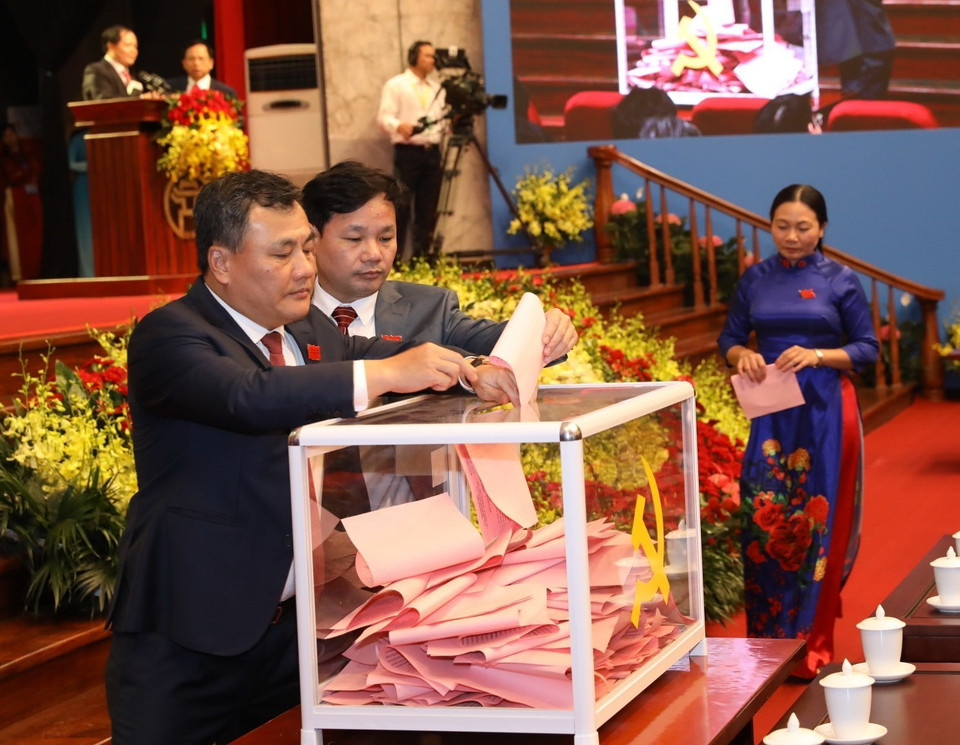 Các đại biểu bỏ phiếu bầu Ban Chấp hành Đảng bộ khóa XVII. (Ảnh: Văn Điệp/TTXVN)