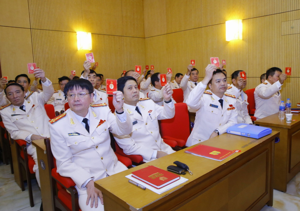 Đại biểu biểu quyết thông qua danh sách các đại biểu tham dự đại hội Đảng cấp trên. (Ảnh: Doãn Tấn/TTXVN)