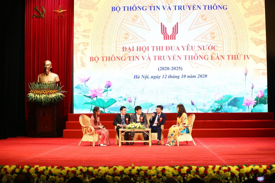 Giao lưu với các cá nhân điển hình tiên tiến. (Ảnh: Minh Quyết/TTXVN)