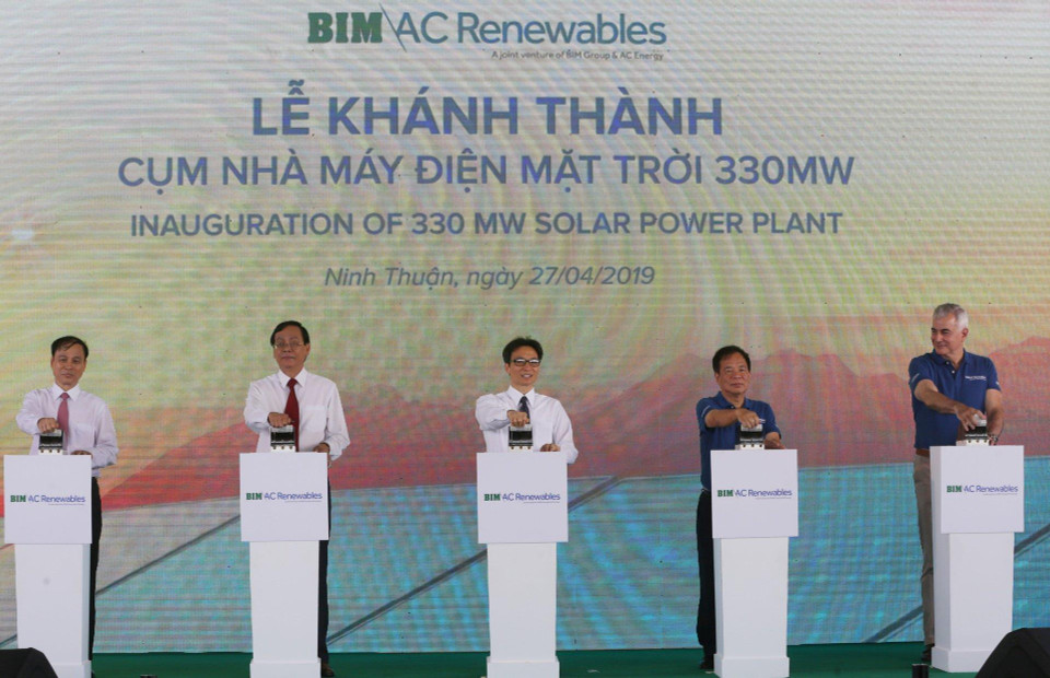 Phó thủ tướng Vũ Đức Đam (giữa), Chủ tịch HĐQT BIM Group (thứ hai từ phải sang) và Tổng giám đốc Tập đoàn Ayala Fernando Zobel de Ayala (bìa phải) thực hiện nghi thức đóng cầu dao, hòa lưới điện quốc gia. (Nguồn: Vietnam+)