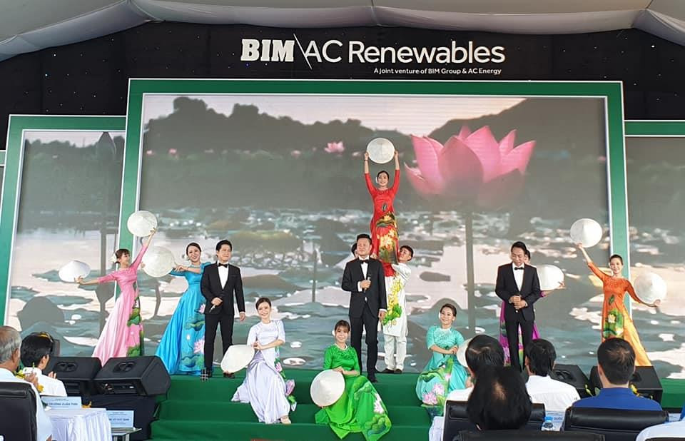 Biểu diễn văn nghệ chào mừng tại lễ khánh thành cụm nhà máy điện mặt trời. (Nguồn: Vietnam+)