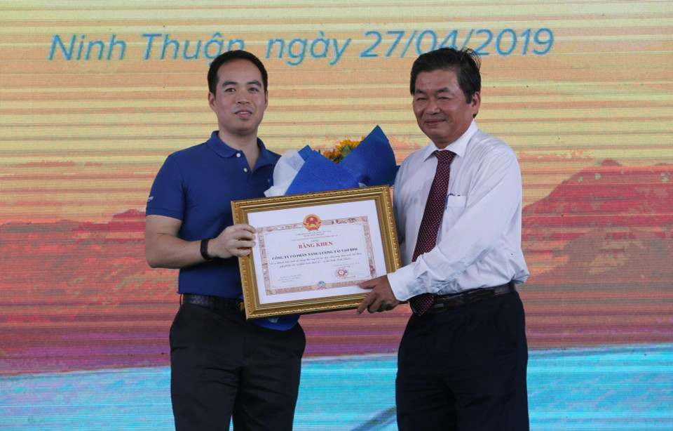 Phó Chủ tịch Hội đồng Quản trị BIM Group, Tổng Giám đốc BIM Energy nhận bằng khen của Lãnh đạo Tỉnh Ninh Thuận. (Nguồn: Vietnam+) 