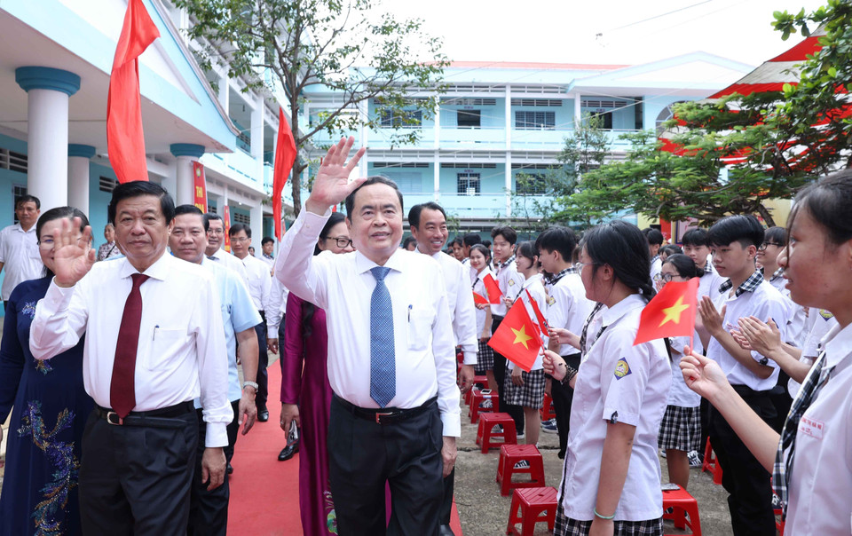 Chủ tịch Quốc hội Trần Thanh Mẫn đến dự Lễ khai giảng năm học 2024-2025 tại Trường THPT Phạm Hùng, huyện Long Hồ. (Ảnh: Thống Nhất/TTXVN)