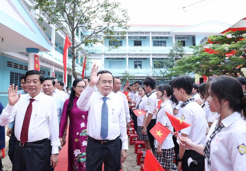 Chủ tịch Quốc hội Trần Thanh Mẫn đến dự Lễ khai giảng năm học 2024-2025 tại Trường THPT Phạm Hùng, huyện Long Hồ. (Ảnh: Thống Nhất/TTXVN)