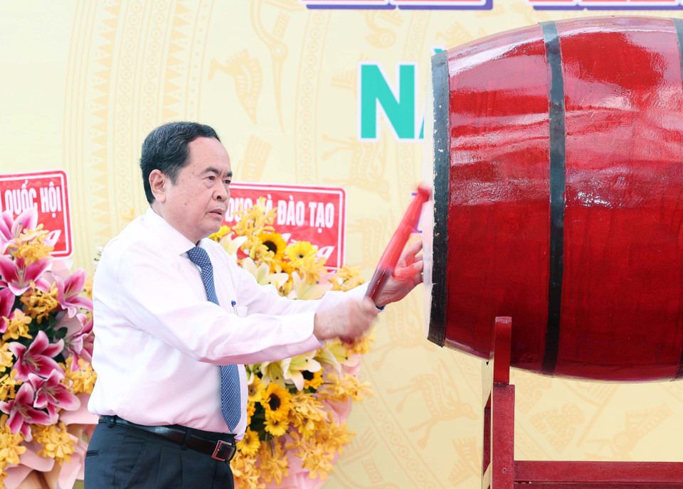 Chủ tịch Quốc hội Trần Thanh Mẫn đánh trống khai giảng. (Ảnh: Thống Nhất/TTXVN)