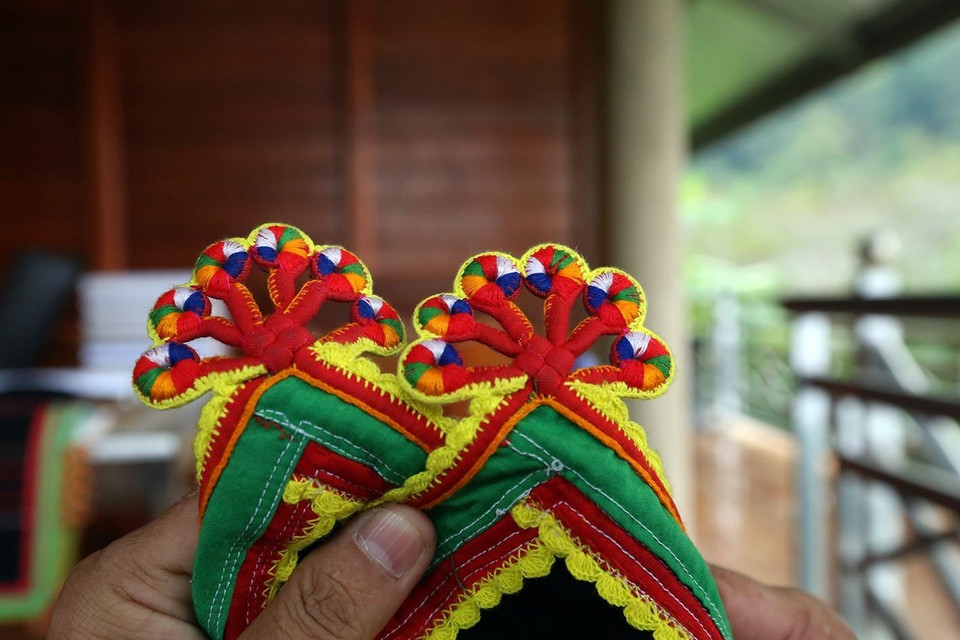 Chiếc khăn Piêu là loại thổ cẩm nổi tiếng của người Thái, một đặc trưng văn hóa chứa đựng những giá trị tinh thần, vật chất được đúc kết, trao truyền qua nhiều thế hệ. (Ảnh: Phan Tuấn Anh/TTXVN)