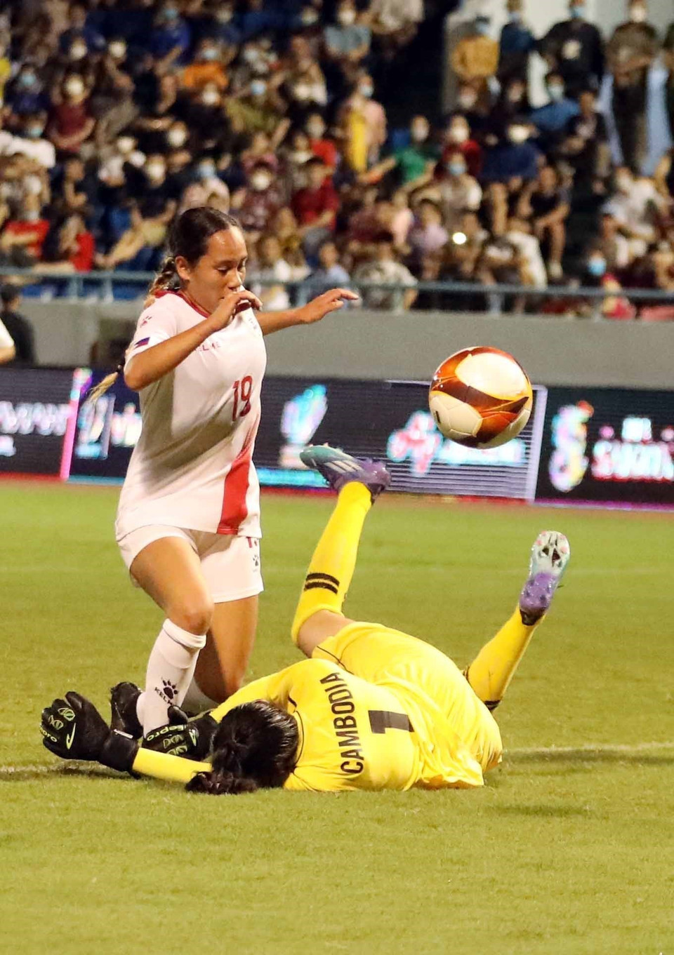 Một pha bóng tấn công của các cầu thủ đội Philippines. (Ảnh: Anh Tuấn/ TTXVN)