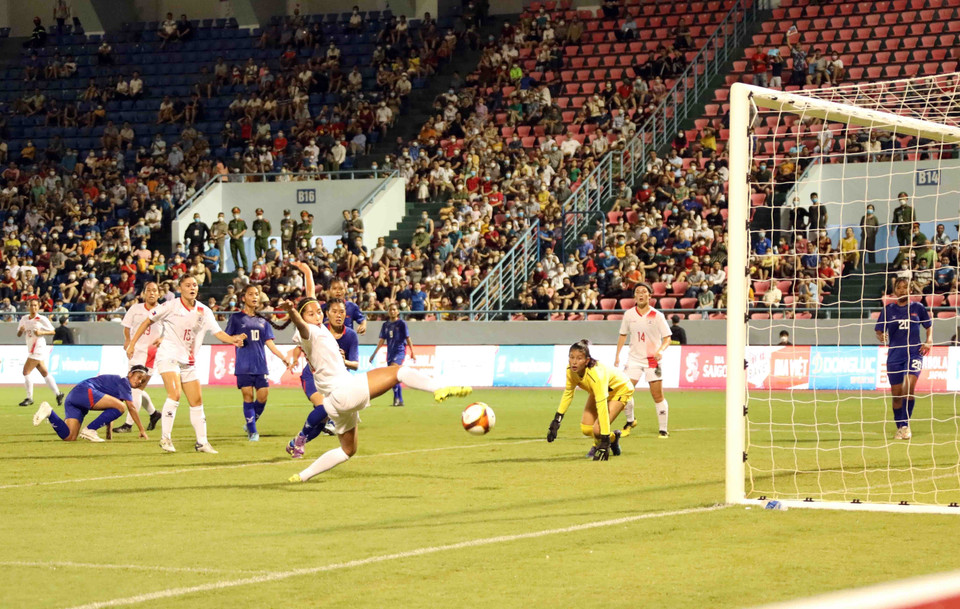 Pha tấn công về khung thành Campuchia của đội Philippines.(Ảnh: Anh Tuấn/ TTXVN)