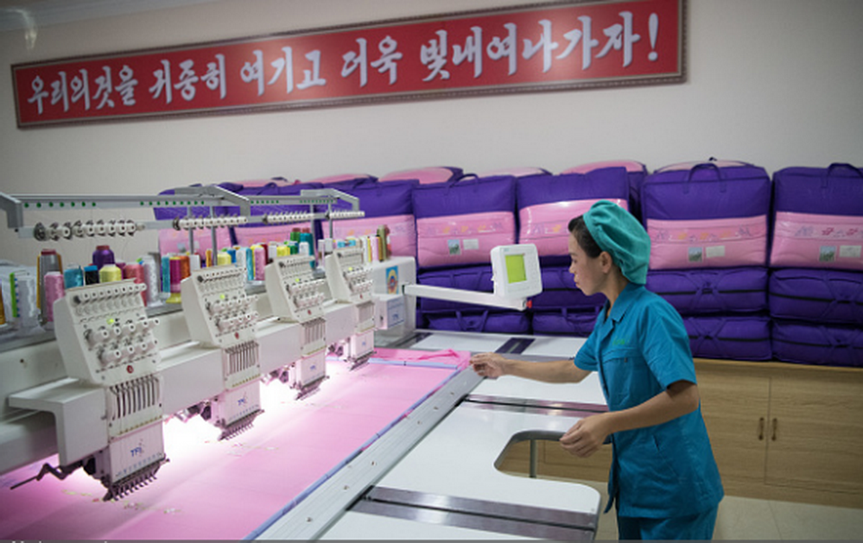 Công nhân làm việc trong một nhà máy sản xuất tơ lụa, Bình Nhưỡng, ngày 21 tháng 8 năm 2018. (Nguồn: Getty)