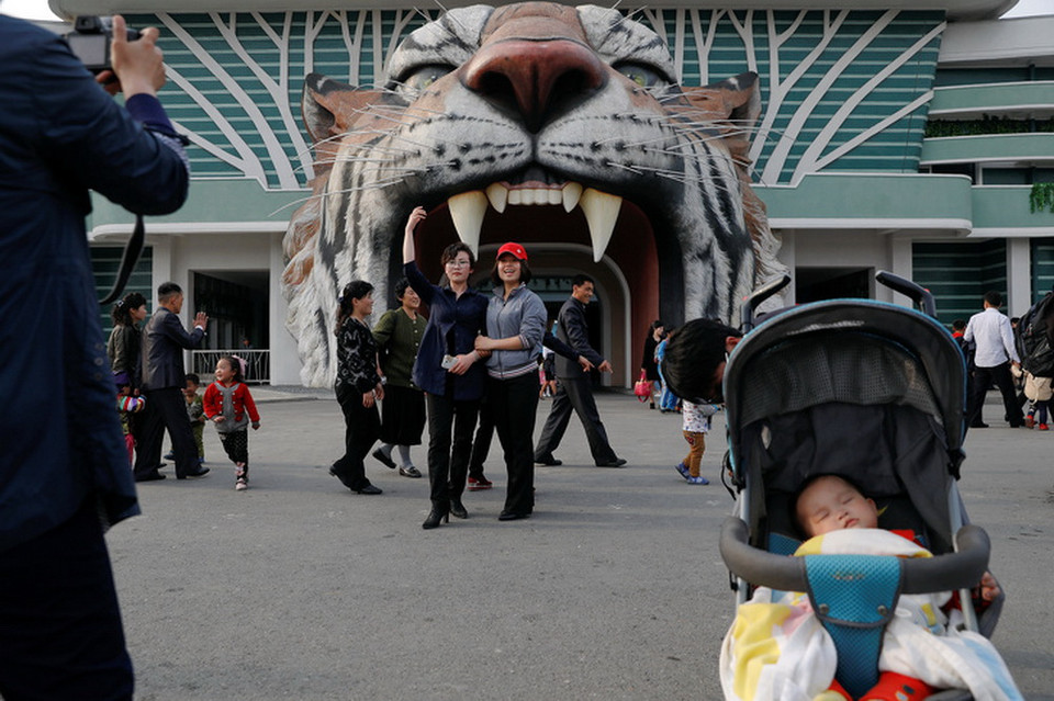 Người dân vui chơi trong vườn bách thú ở Bình Nhưỡng. (Nguồn: Reuters)