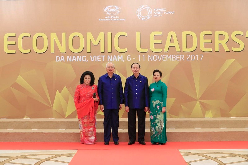 Chủ tịch nước Trần Đại Quang và Phu nhân đón Thủ tướng Malaysia Najib Razak và Phu nhân tới dự chiêu đãi. (Ảnh: TTXVN)