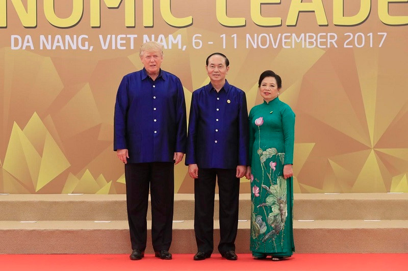 Chủ tịch nước Trần Đại Quang và Phu nhân đón Tổng thống Hoa Kỳ Donald Trump tới dự chiêu đãi. (Ảnh: TTXVN)