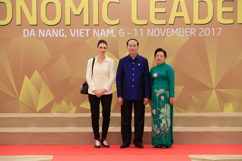 Chủ tịch nước Trần Đại Quang và Phu nhân đón Thủ tướng New Zealand Jacinda Ardern tới dự chiêu đãi. (Ảnh: TTXVN)