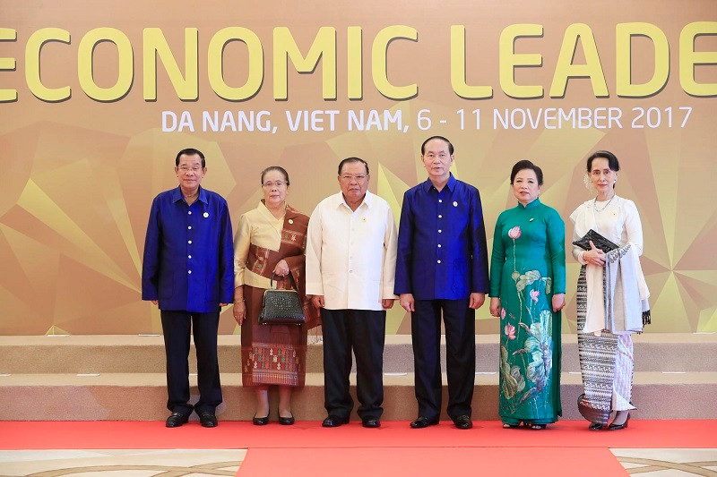 Chủ tịch nước Trần Đại Quang và Phu nhân đón Chủ tịch nước Lào Bounnhang Volachith và Phu nhân, Thủ tướng Campuchia Samdech Techo Hun Sen và Cố vấn Nhà nước Myanmar, bà Aung San Suu Kyi đến dự Tiệc chiêu đãi. (Ảnh: TTXVN)