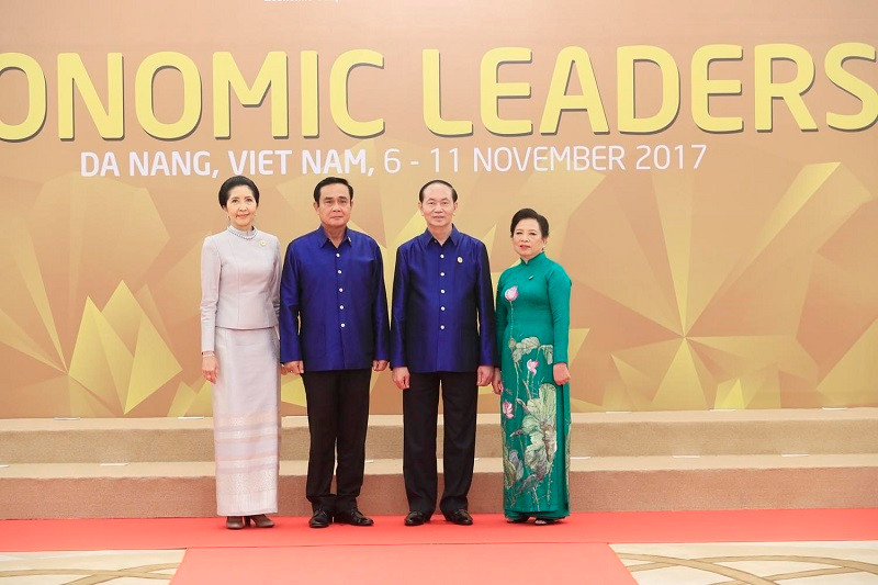 Chủ tịch nước Trần Đại Quang và Phu nhân đón Thủ tướng Thái Lan Prayuth Chan-ocha và Phu nhân tới dự chiêu đãi. (Ảnh: TTXVN)