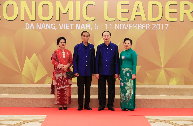 Chủ tịch nước Trần Đại Quang và Phu nhân đón Tổng thống Indonesia Joko Widodo và Phu nhân tới dự chiêu đãi. (Ảnh: TTXVN)