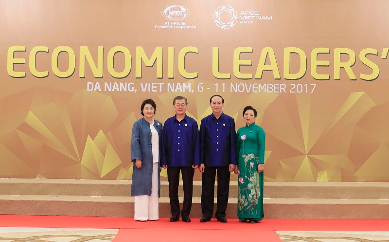 Chủ tịch nước Trần Đại Quang và Phu nhân đón Tổng thống Hàn Quốc Moon Jae-in và Phu nhân tới dự chiêu đãi. (Ảnh: TTXVN)