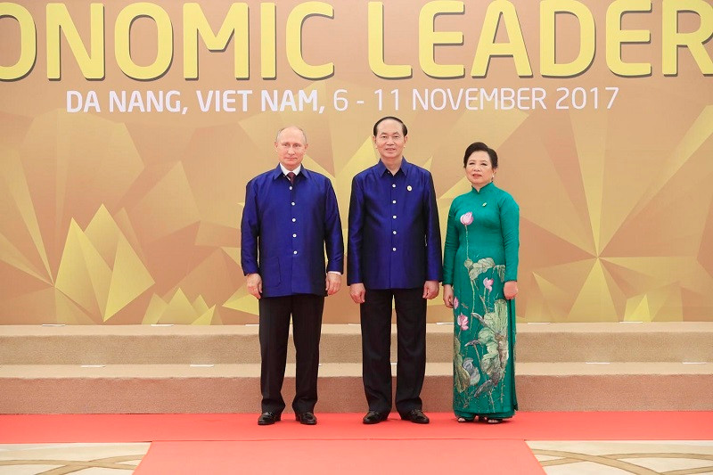 Chủ tịch nước Trần Đại Quang và Phu nhân đón Tổng thống Nga Vladimir Putin tới dự chiêu đãi. (Ảnh: TTXVN)