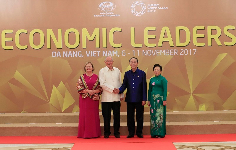 Chủ tịch nước Trần Đại Quang và Phu nhân đón Tổng thống Peru Pedro Pablo Kuczynski và Phu nhân đến dự chiêu đãi. (Ảnh: TTXVN)