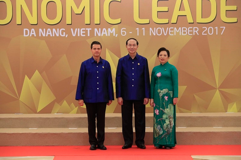 Chủ tịch nước Trần Đại Quang và Phu nhân đón Tổng thống Mexico Enrique Peña Nieto tới dự chiêu đãi. (Ảnh: TTXVN)