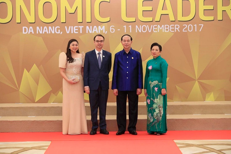 Chủ tịch nước Trần Đại Quang và Phu nhân đón Ngoại trưởng Philippines Alan Peter Cayetano và Phu nhân tới dự chiêu đãi. (Ảnh: TTXVN)