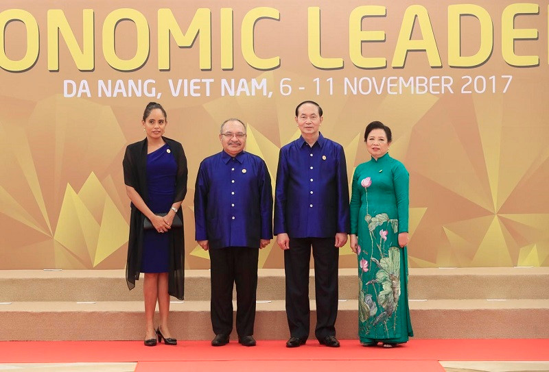 Chủ tịch nước Trần Đại Quang và Phu nhân đón Thủ tướng Papua New Guinea Peter O''Neill và Phu nhân tới dự chiêu đãi. (Ảnh: TTXVN)