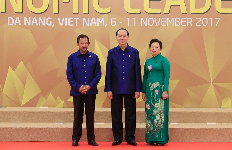 Chủ tịch nước Trần Đại Quang và Phu nhân đón Quốc vương Brunei Hassanal Bolkiah tới dự chiêu đãi. (Ảnh: TTXVN)